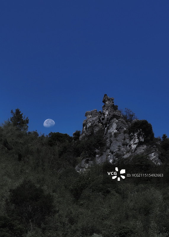 月亮升起来图片素材