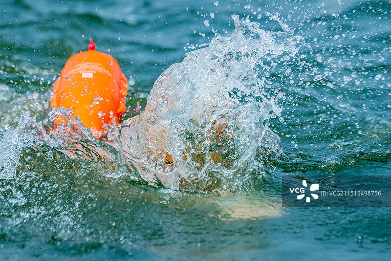 救生浮漂和溅起的水花特写图片素材