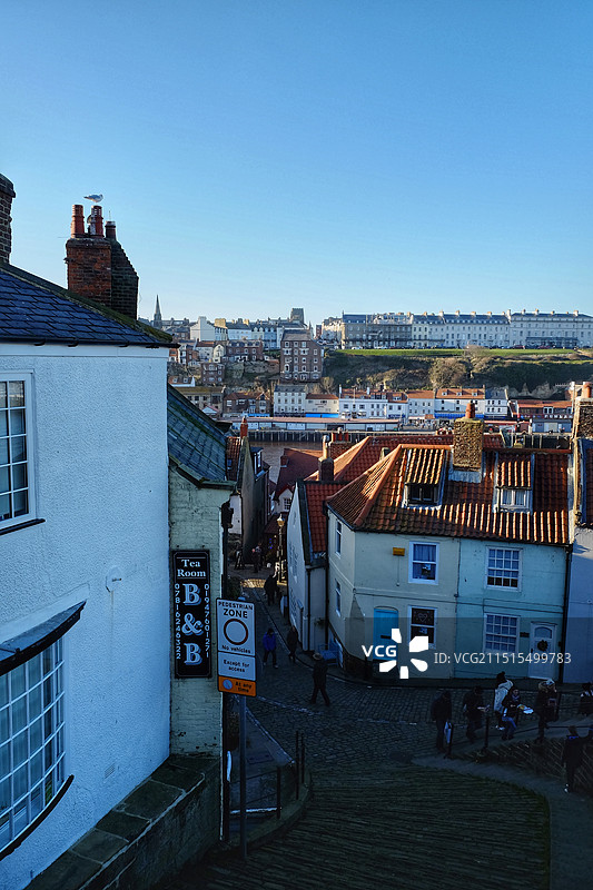 蓝天映衬下的英国惠特比小镇Whitby城市建筑景观图片素材