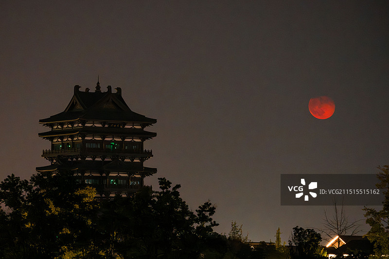 成都东安阁的红色月亮图片素材
