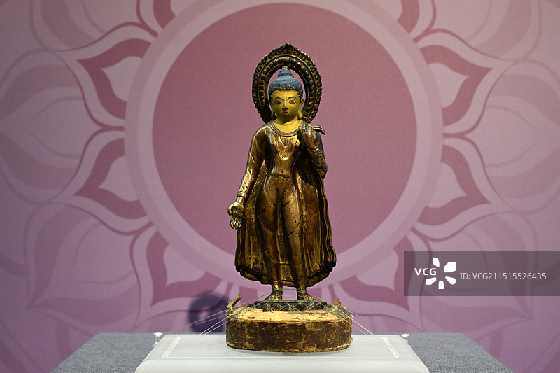 来自雪域的世界文化遗产《布达拉宫》，公元11世纪文物，鎏金铜——《释加牟尼佛立像》图片素材