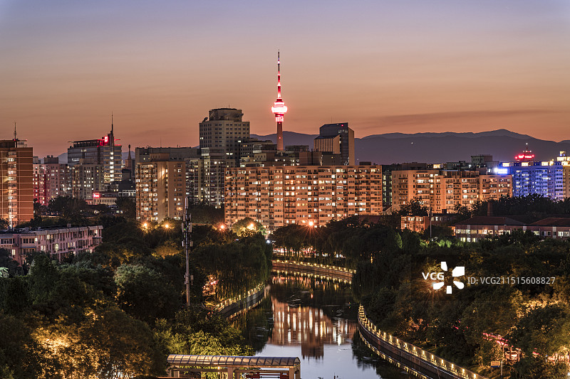 北京市西城区西护城河与中央电视塔同框日落夜景图片素材