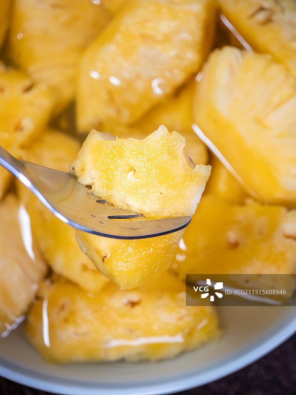 瓷盘里的切块新鲜菠萝图片素材