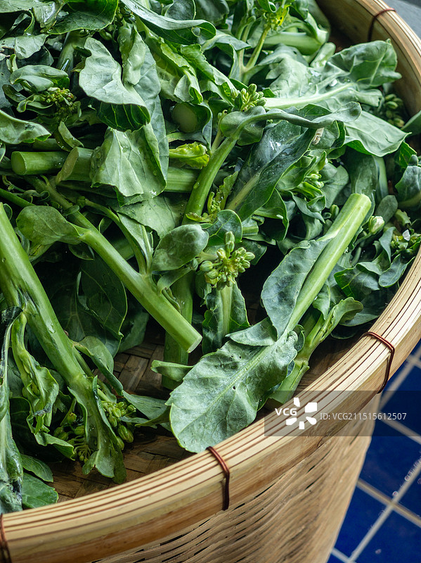 竹篮里的新鲜蔬菜图片素材