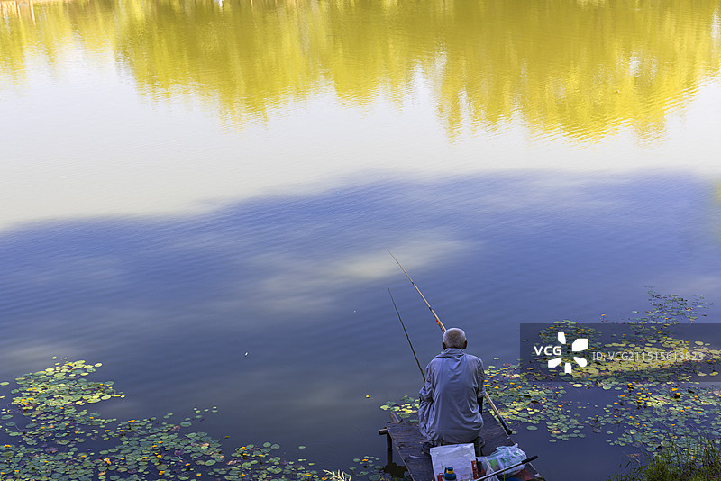 秋钓  初秋的上午一位老者在银川宝湖公园湖边垂钓。图片素材