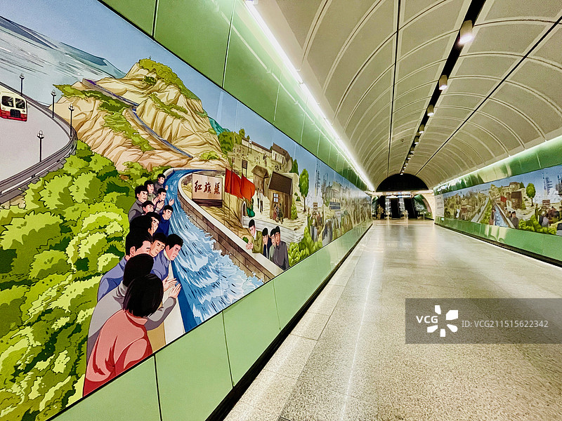 广州地铁2号线越秀公园站隧道墙上的绘画图片素材