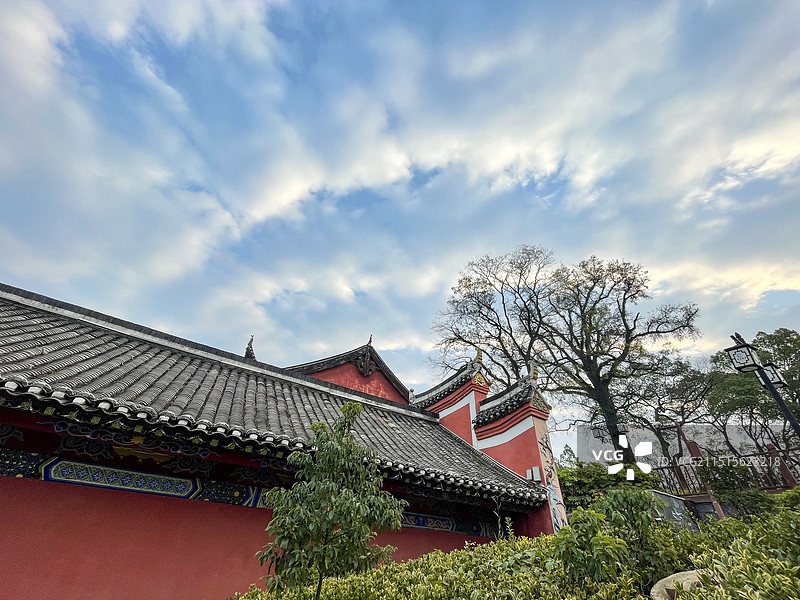 冬天早晨低视角蓝天白云下的湖南永州零陵区高山寺红墙碧瓦风光图片素材