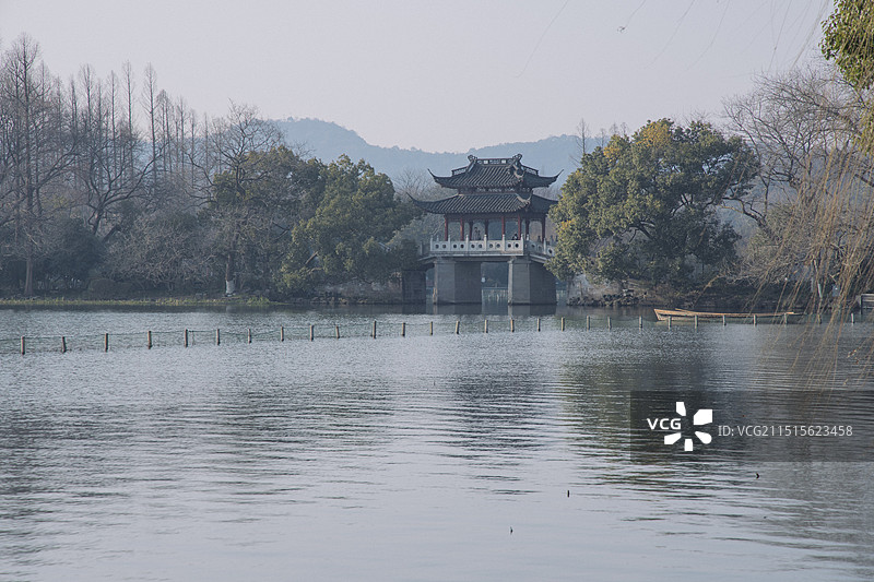 杭州西湖曲院风荷玉带桥与湖面，春天立春图片素材