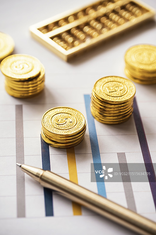 股市、银行、金融投资趋势分析和资金分配图片素材