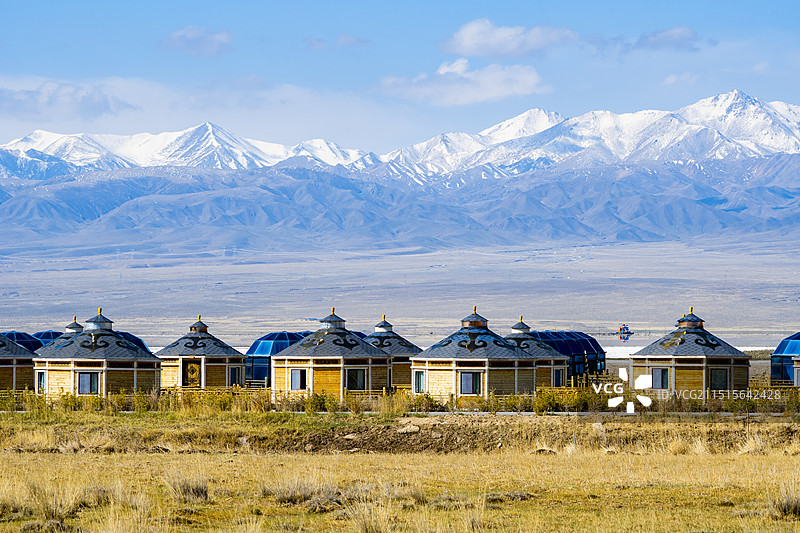 茶卡盐湖景区雪山下的星空酒店营地图片素材