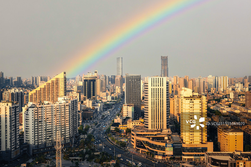 雨后城市和彩虹图片素材