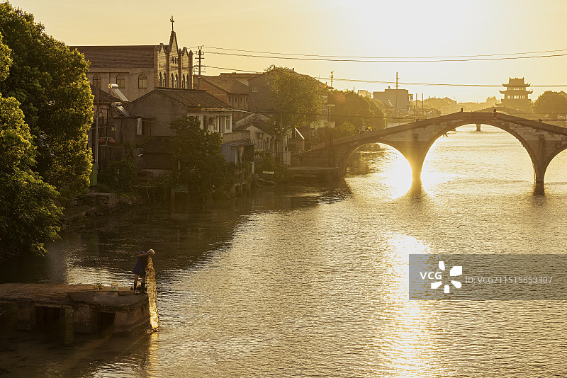 水乡生活--湖州双林镇渔民清晨打鱼图片素材