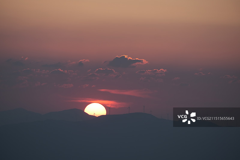 台州括苍山日落-太阳里的风车图片素材