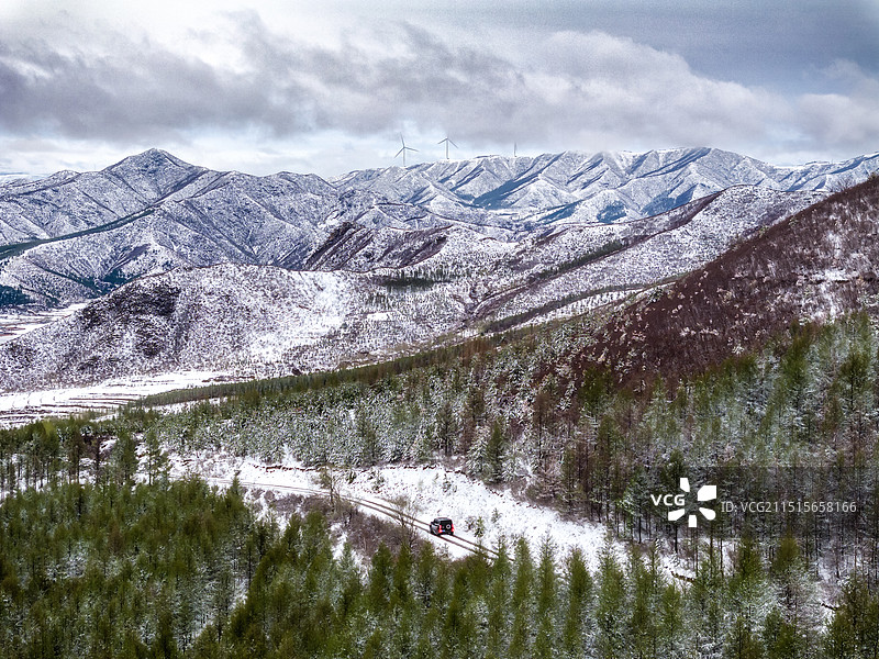 雪后山中行驶的越野车图片素材