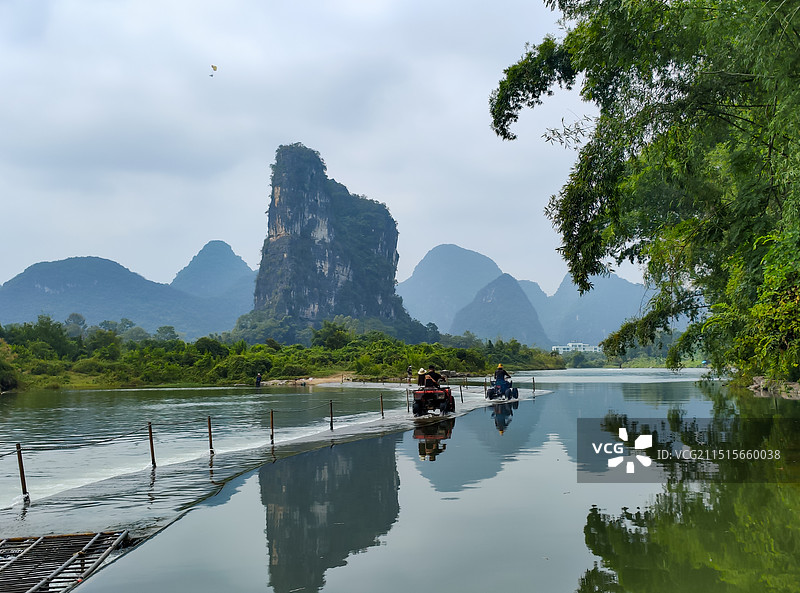 广西壮族自治区桂林阳朔遇龙河水上摩托车图片素材