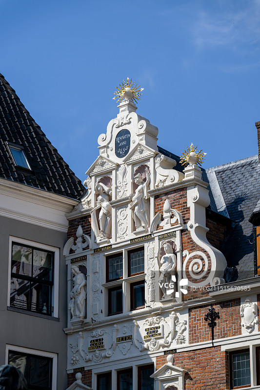 蓝天下教堂的低角度视图图片素材