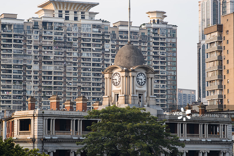 人民桥上看沿江西路钟楼图片素材