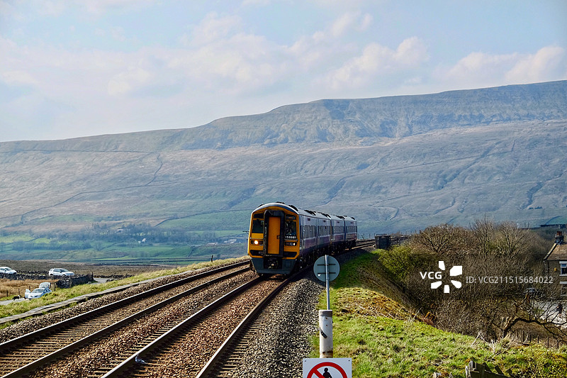 英国约克郡谷地Yorkshire Dales火车在铁轨上的高角度视图图片素材
