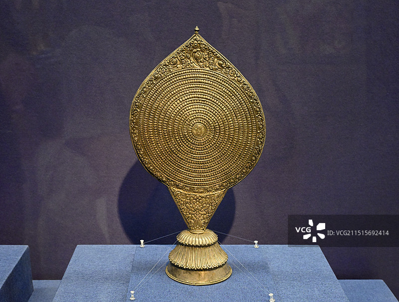 来自雪域的世界文化遗产《布达拉宫》，公元19-20世纪文物，银——《嵌松石法轮》图片素材