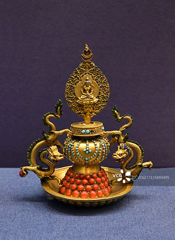 来自雪域的世界文化遗产《布达拉宫》，公元17世纪文物，鎏金铜——《嵌松石珊瑚长寿瓶》图片素材