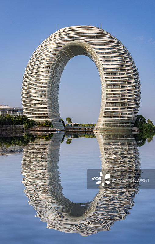 浙江省湖州市太湖旅游度假区月亮湾喜来登大酒店水面倒影风光图片素材