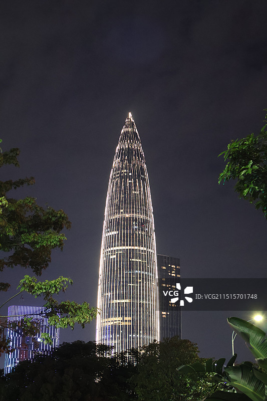 深圳春笋大厦子弹头夜景图片素材