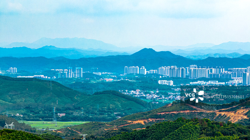 连麦镇十公里外远眺怀集县城图片素材