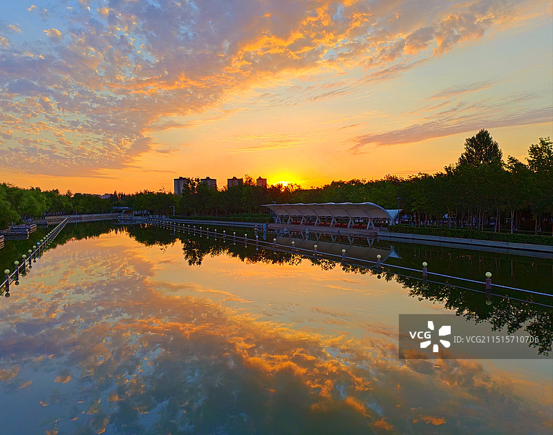 克拉玛依河的朝霞图片素材