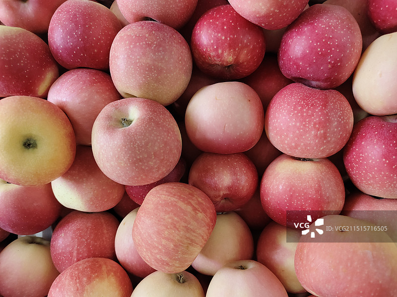 市场上堆放的新鲜 红富士苹果图片素材