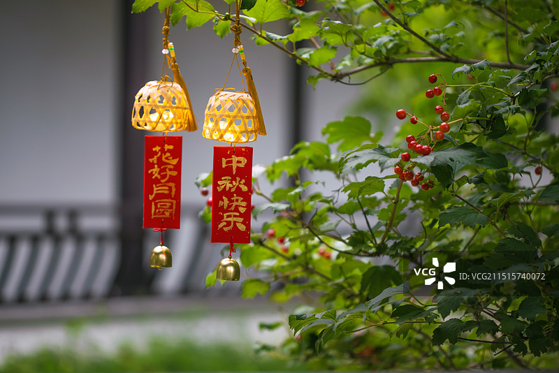 中秋节,中式庭院里悬挂的灯笼风铃图片素材