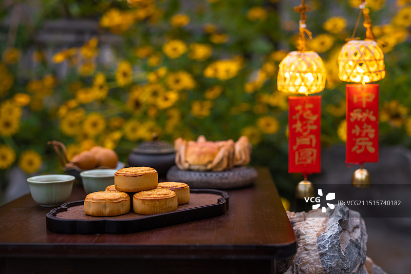中秋节,中式庭院里摆放的月饼图片素材