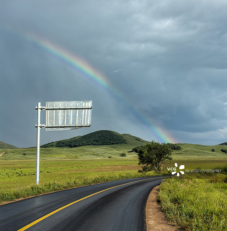 草原上的彩虹图片素材