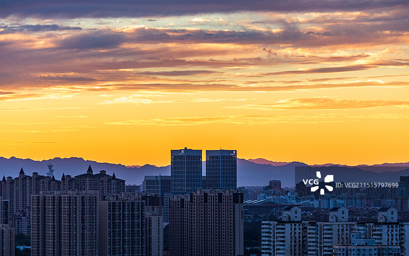 橘色天空衬托山峦的剪影景色图片素材