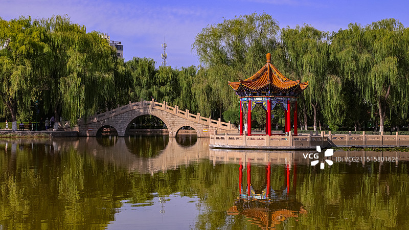 西夏公园   位于银川市西夏区，为纪念西夏西夏公园国建都而定名。公园内浓荫蔽日，亭台错落，湖泊荡漾。图片素材