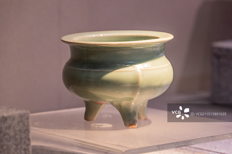 元代-龙泉窑青釉三足炉图片素材