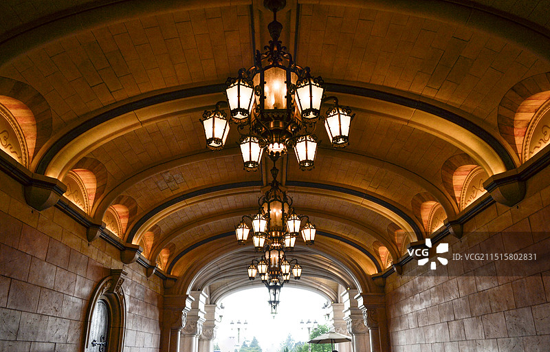 上海迪斯尼城堡哥特式建筑内部屋顶风光图片素材