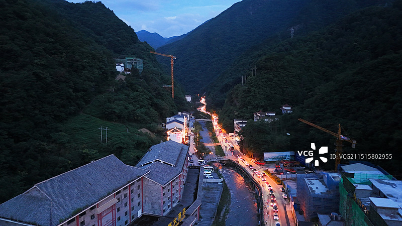 神农架官门山下的车流图片素材