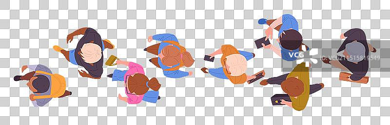 俯视视角下，人们一个接一个地行走图片素材