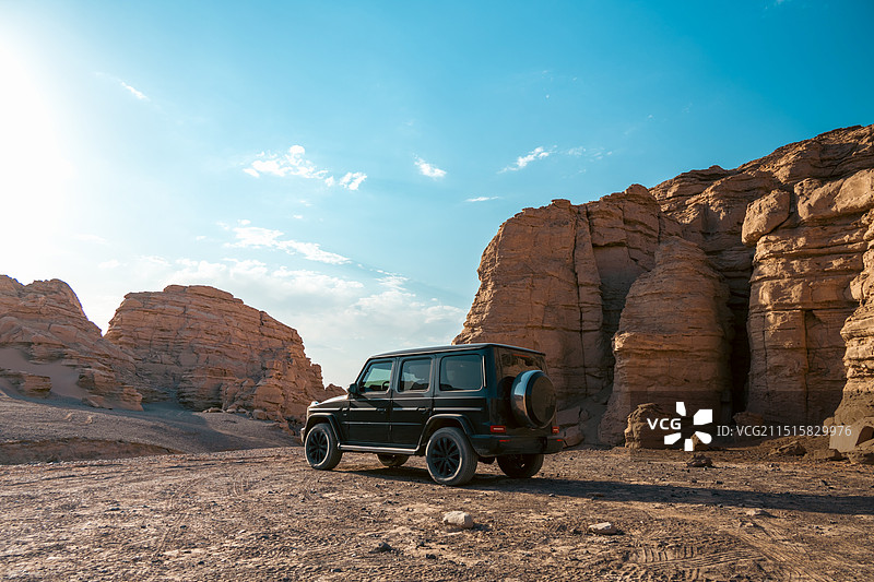 汽车穿越戈壁图片素材