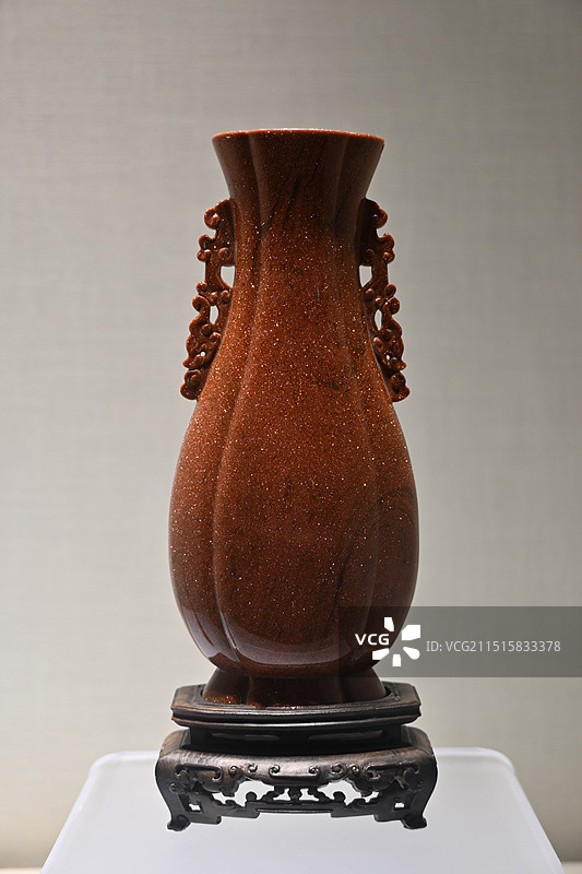 北京故宫藏品-金星玻璃双耳瓶图片素材