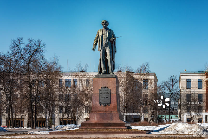 俄罗斯莫斯科河畔特列季亚科夫画廊对面的列宾雕像，伊里亚.叶菲莫维奇.列宾图片素材