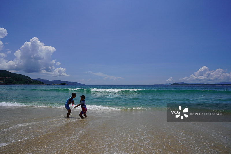 深圳金沙湾海边嬉戏的两个小男孩图片素材