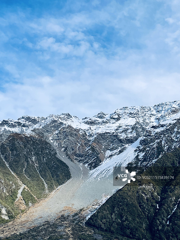 白雪皑皑的群山映衬着多云的天空图片素材