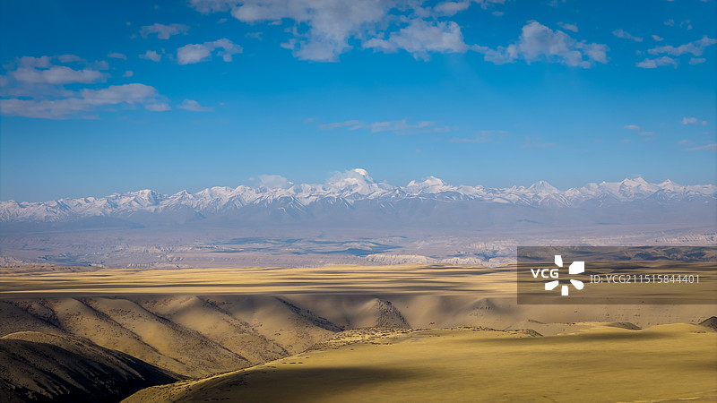 西藏阿里札达高原上远观印度第二高峰卡美特峰图片素材