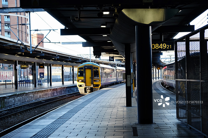 英国利兹火车站火车进站 Leeds Station图片素材