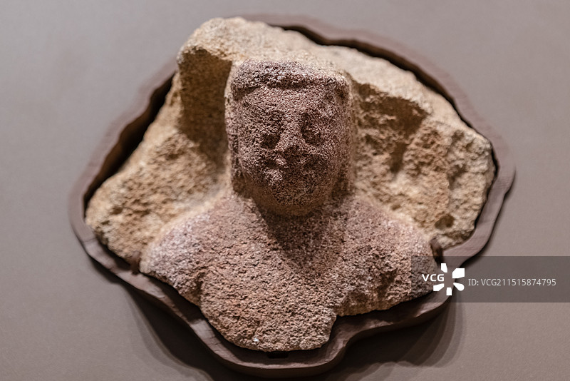 上海博物馆东馆，北魏石供养天人头胸部残件图片素材