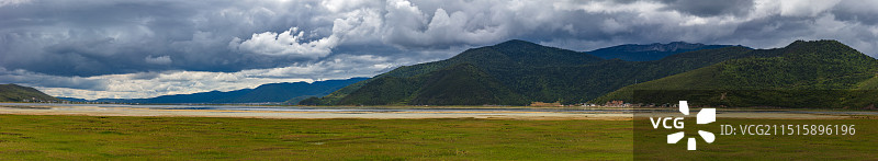 云南香格里拉纳帕海草原与石卡雪山图片素材