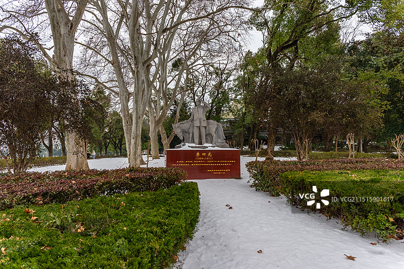 冬天雪后的武汉大学里的李四光雕塑图片素材
