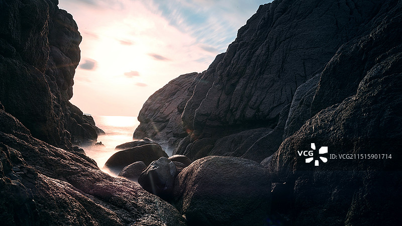 青岛太平角海边的礁石图片素材