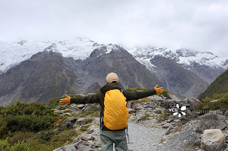 拥抱大自然图片素材